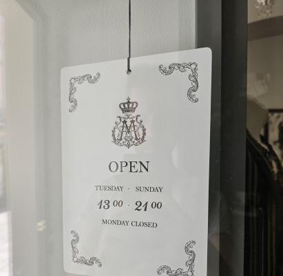 Tabuľka otváracie hodiny